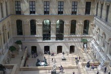 特色足球文化在国际博物馆展览中展出，推动文化交流与传播，足球特色示范园